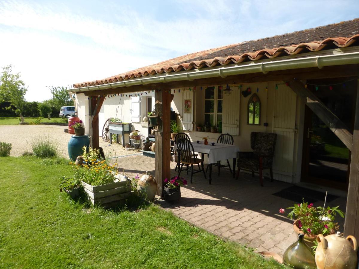 Bed and Breakfast Chez Kate Charroux  Екстер'єр фото