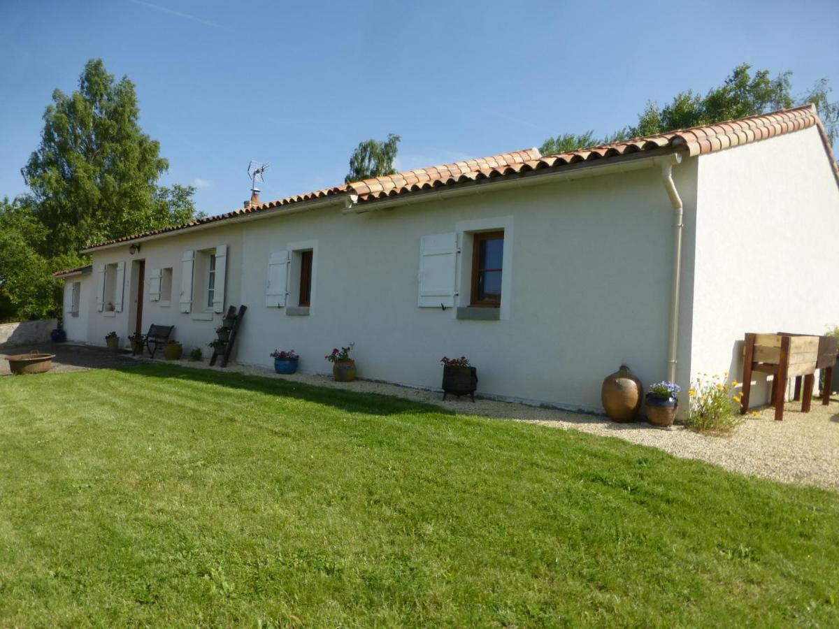 Bed and Breakfast Chez Kate Charroux  Екстер'єр фото
